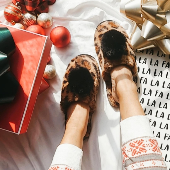 Shoes - 🆕️Holiday Collection//LEOPARD SLIPPERS
